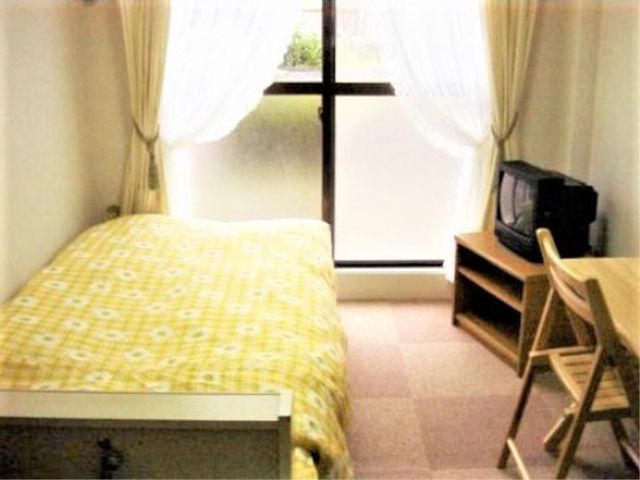 居室の明るい一角 居室 日差しが優しい個室で、自分の時間を大切に過ごせる空間がここにあります。家具も整っており、快適な生活をサポートしています。