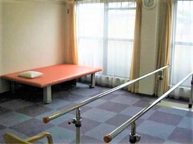 歩行訓練用の手すり リハビリルーム 広々とした訓練スペースで、安定した手すりが支えとなり、日々のリハビリを安心して行えます。