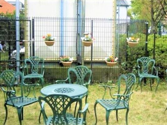 緑あふれる庭の椅子とテーブル