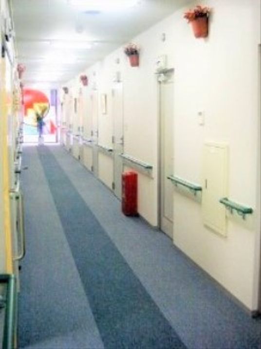 廊下の明るいイメージ