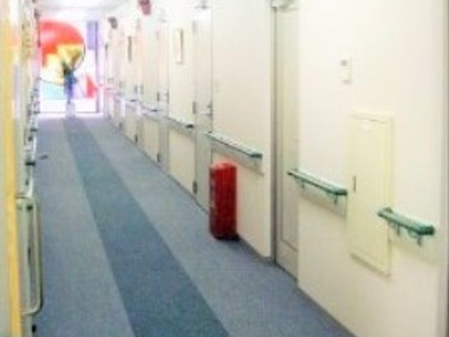 廊下の明るいイメージ 廊下 手すりが完備された明るい廊下です。清潔感があり安全に移動できる設計となっております。