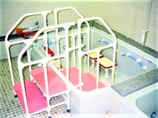 バリアフリー設計の浴室