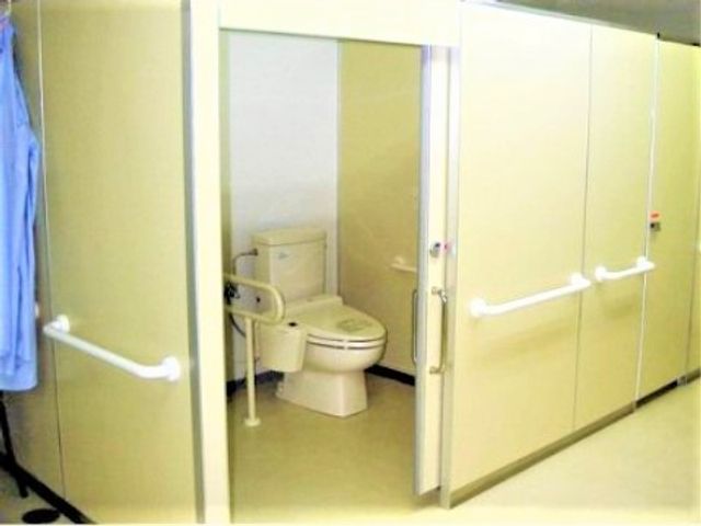 バリアフリートイレ設備 トイレ 手すり付きで安全に配慮された広々としたトイレです。プライバシーを守りつつ、利用者の快適性を考えた設計になっています。