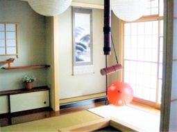 明るい和室の一角