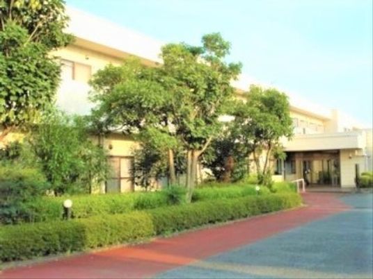 緑豊かな施設外観