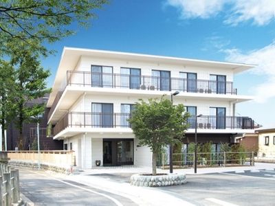 明るく広々とした建物外観