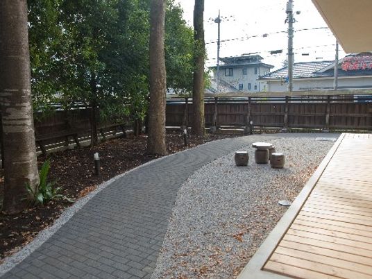 園路とベンチの中庭