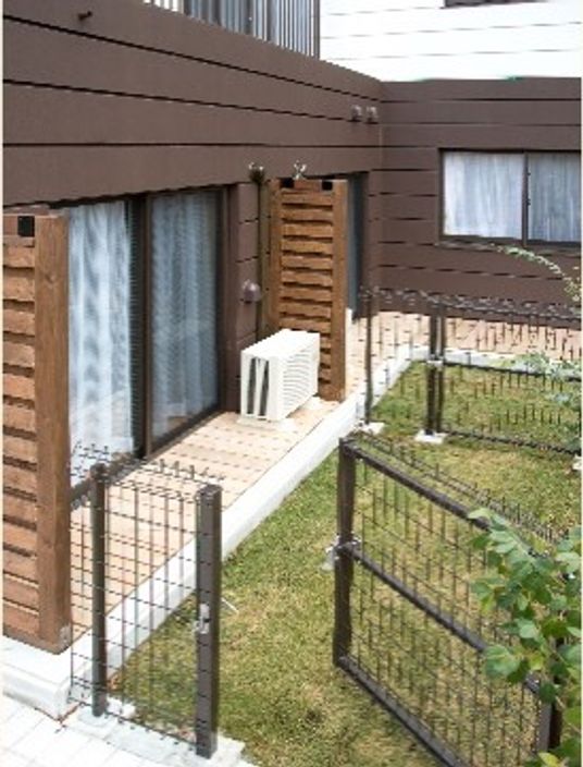 木目調の建物と中庭