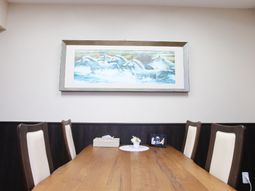 ダイニングテーブルと絵画