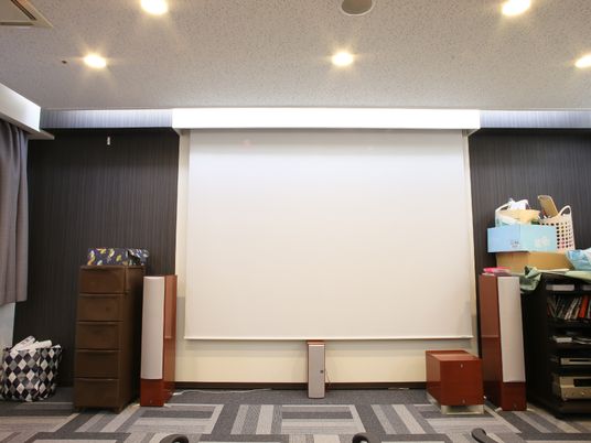 プロジェクタースクリーン設置室