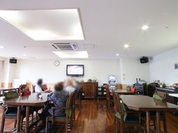 明るい食堂の様子