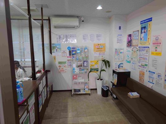掲示物のあるロビー  