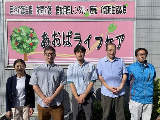 看板の前のスタッフ