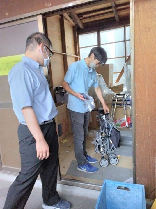 車椅子の準備をするスタッフ