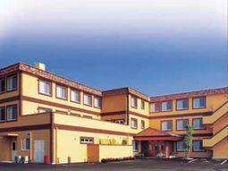 黄色の壁の落ち着いた建物