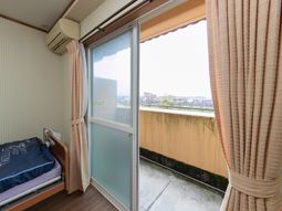 ベッド隣の開放的な窓