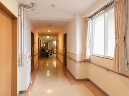 暖かい雰囲気の廊下