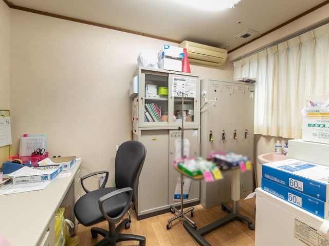 整理されたスタッフルーム 医務室 清潔感があり整頓された作業スペースです。日々の業務に必要な備品が整理され、快適な環境での勤務が期待できます。