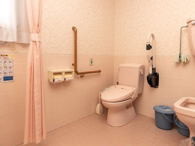 バリアフリー設計のトイレ トイレ 手すり付きのトイレは、利用者の日々の安全と自立支援を考えた設計です。清潔感のある環境でゆとりをもってお使いいただけます。