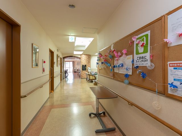 廊下と掲示物の明るい空間 廊下 手すりと案内掲示が整った廊下です。心地よい環境での業務が期待されます。