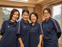 明るい笑顔のスタッフ４人