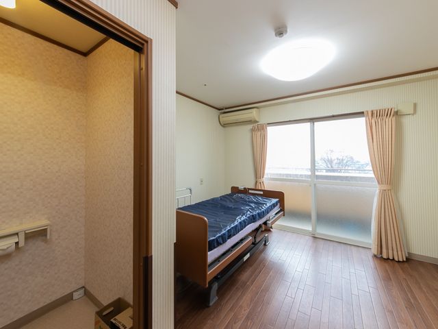 清潔なベッドルーム 居室 ゆったりとした空間の個室です。窓からは自然の光が差し込み、明るく暖かな雰囲気を感じることができます。