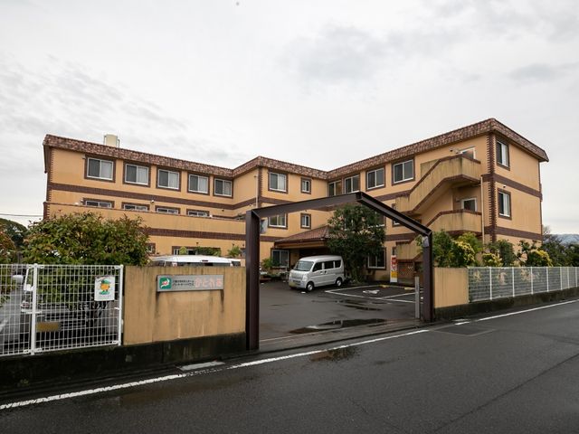 明るい色の建物の外観 外観 ゆったりとした空間が広がる落ち着いた色合いの建物です。働く環境として、安らぎと活気に満ちた雰囲気を感じていただけるでしょう。