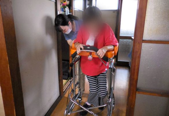 歩行補助の様子　廊下