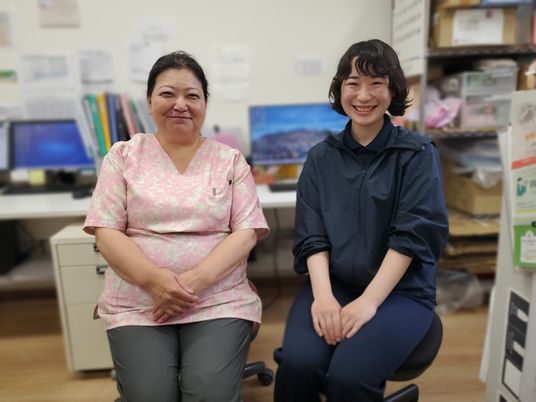リラックスした職員