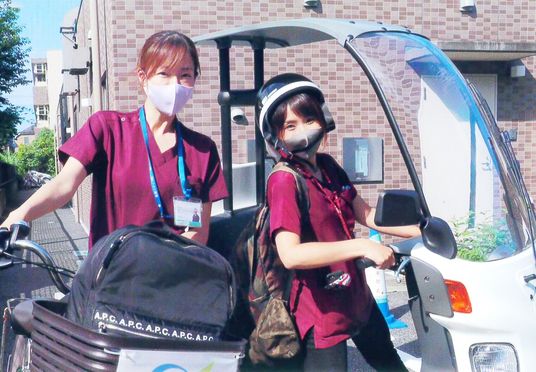 介護士がバイクに乗る様子