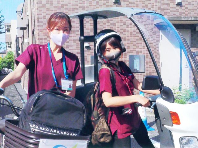 介護士がバイクに乗る様子 外観 職員が設備を活用した移動中です。実際の業務の一端を垣間見ることができます。