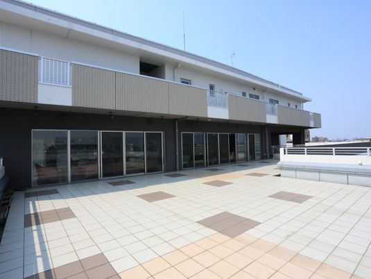 広々とした明るいテラス