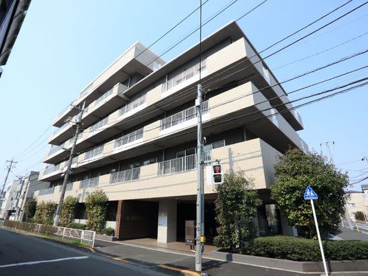 多階層のモダンな建物