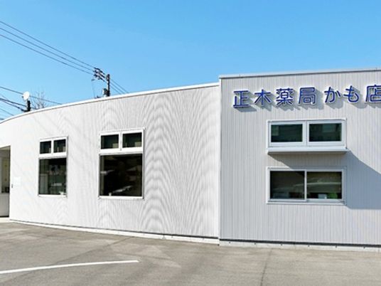 白い建物の外観  