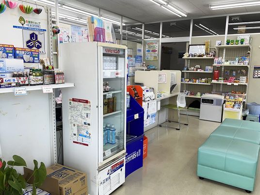 売店と待合スペースのある室内  