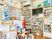 備品棚のある売店  