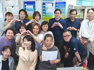 笑顔のスタッフ集合  