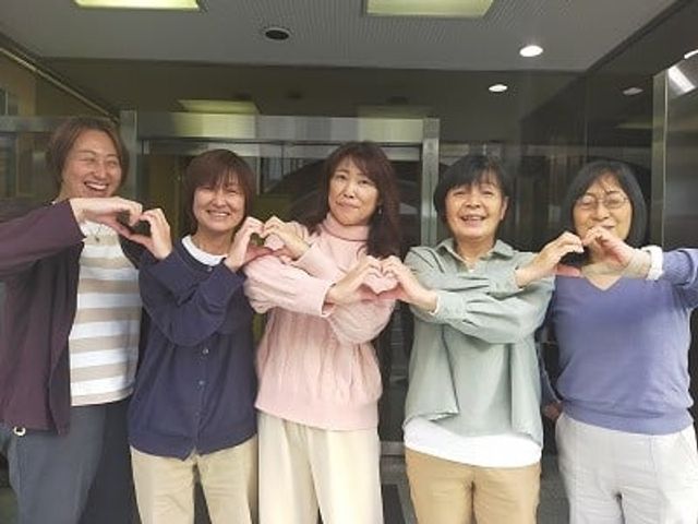 笑顔で並ぶスタッフ スタッフイメージ 和やかな雰囲気の中で、スタッフが笑顔で働いています。就業環境を大切にする職場です。