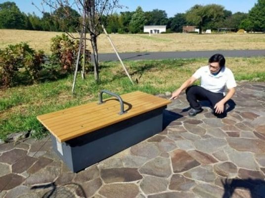 屋外ベンチと職員  