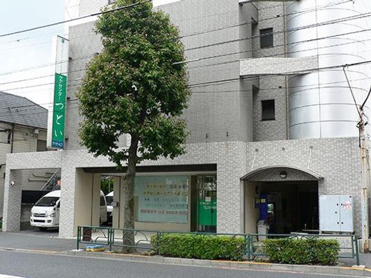 建物外観と街路樹の外観  