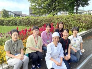 屋外の職員集合  