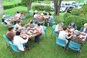 屋外で楽しむ食事会