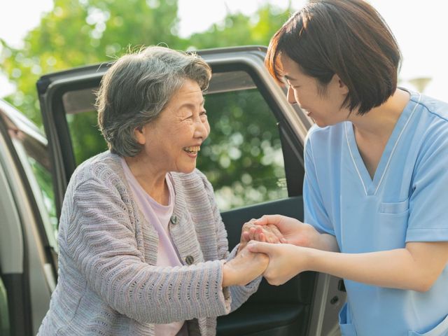 スタッフイメージ スタッフイメージ 丁寧に対応するスタッフの様子が印象的です。新しい環境で安心して働けそうです。