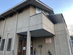 三階建て建物の外観