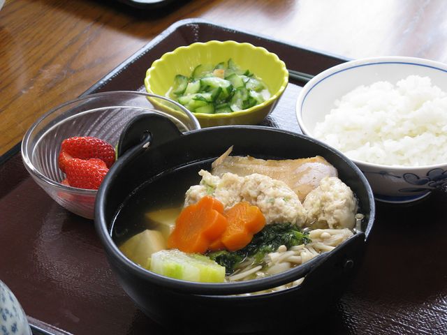 栄養豊富な食事例 食堂 旬の食材を使った栄養バランスの良い食事が提供されます。健康を支える豊富なメニューです。