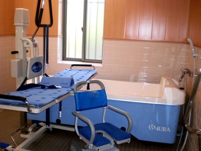 快適な入浴設備の浴室 浴室   自然光が差し込む明るい浴室です。安全に配慮された充実の入浴設備が整っています。