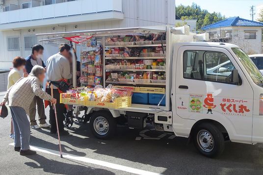 移動スーパーのある駐車場