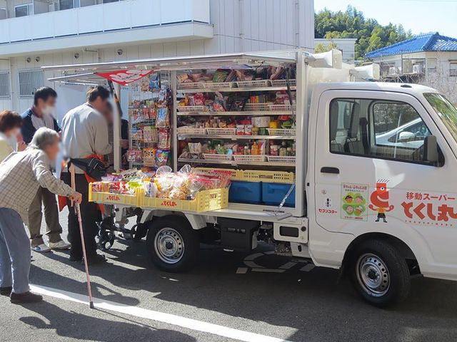 移動スーパーのある駐車場 スタッフイメージ 移動スーパーの来訪で、日用品の購入が簡単になります。交流の場としても役立ちます。