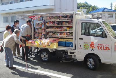 移動スーパーのある駐車場