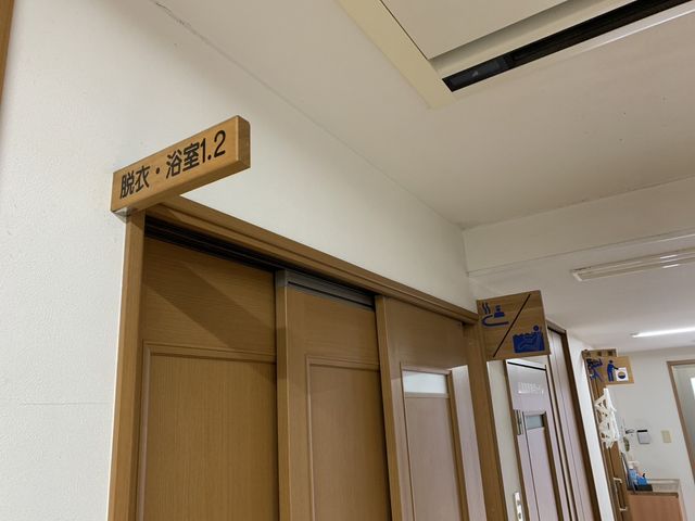 機能的な廊下 浴室 バリアフリー仕様の廊下には複数の浴室があり、安全に配慮された造りになっています。